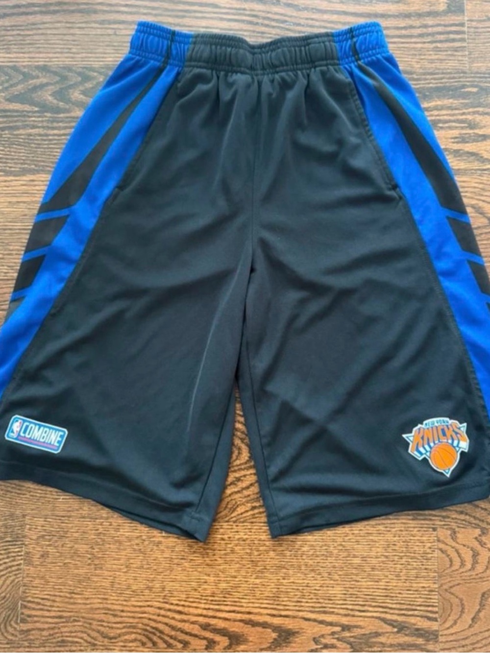 Under Armour New York Knicks basketball shorts, youth size Large